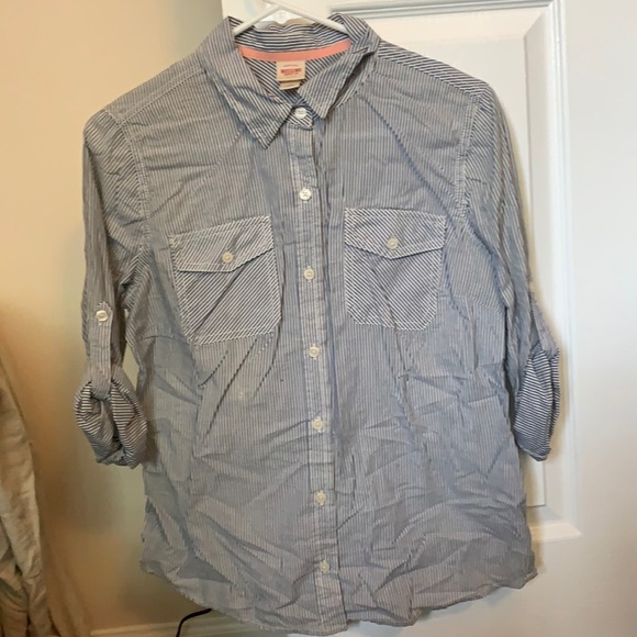 Mossimo button up top - Picture 1 of 3